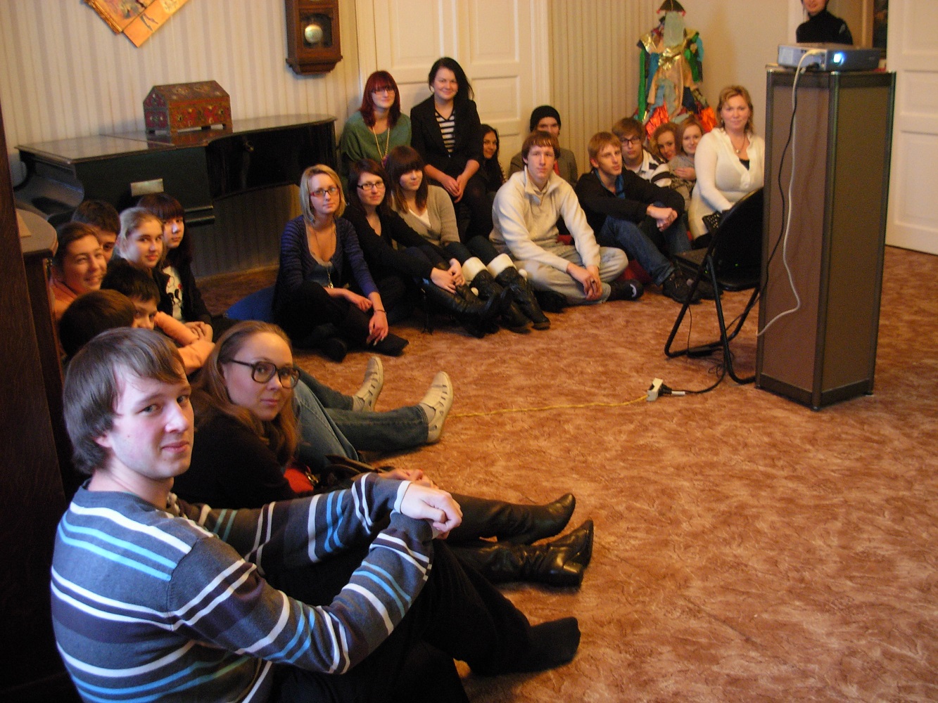 An excursion for Tallinn Russian-speaking high school pupils to the museum Theatre Room of the actor and stage director Andres Särev, 2009