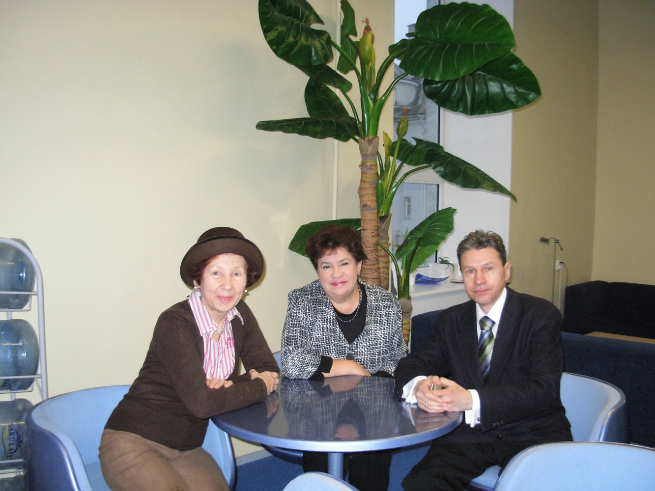 An interview program at Radio4 with N.Vilbaste, Head Teacher at the Tallinn Juhkentali Gymnasium and T.Tšervova, TZEV, 23-11-2009